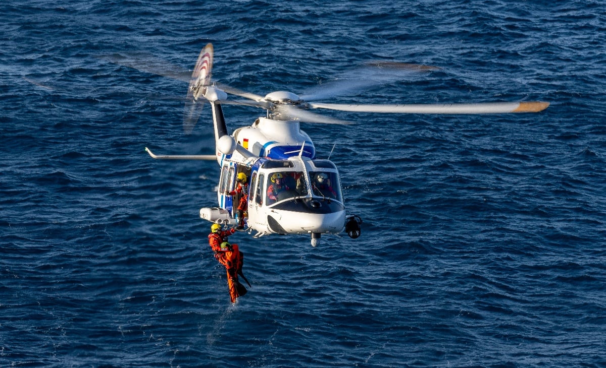 responder hanging on helicopter