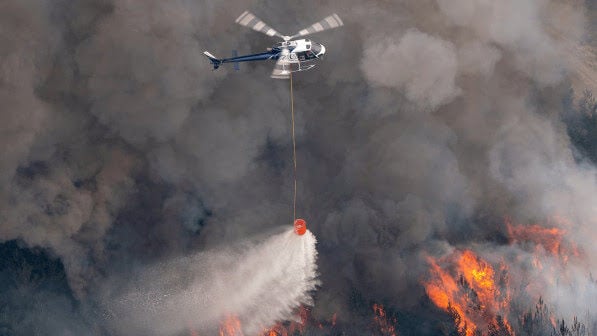 helicopter fighting wildfire